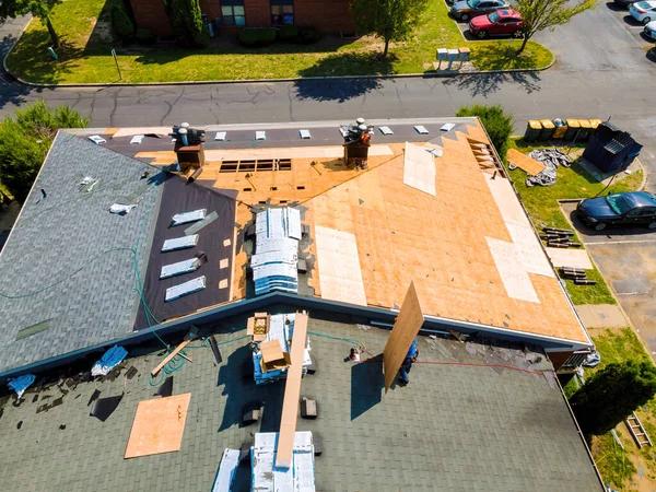 The Role of a Roof Replacement Contractor in Seymour’s Climate